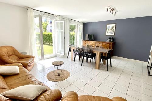 un salon avec un canapé et une table dans l'établissement Maison pour 6 personnes avec garage et jardin, au Crotoy