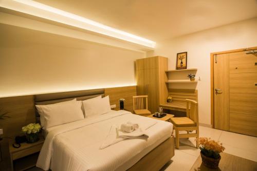 Postel nebo postele na pokoji v ubytování Hotel Ashoka