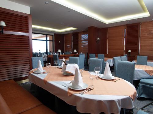 Hotel Laguna في بريفلاكا: قاعة اجتماعات مع طاولة مع المناديل وكؤوس النبيذ