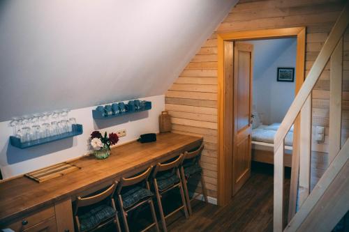 a room with a bar with glasses on the wall at Casa de Vacanta Colibita Veche- pe malul lacului in Colibiţa