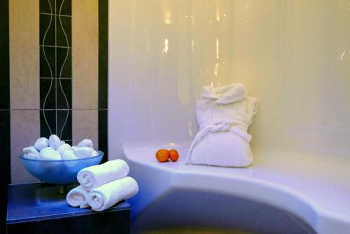 a bathroom with towels and a bowl of towels at Ferienwohnung Baabe Kapitan Blaubar Ref. (Ref.189689-1) in Baabe