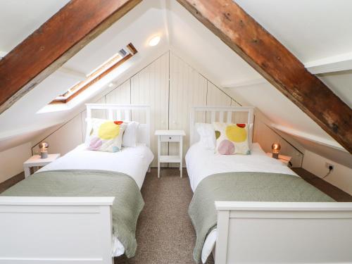 Postel nebo postele na pokoji v ubytování The Cottage, 5 Richley Terrace