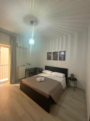 sypialnia z dużym łóżkiem i białym sufitem w obiekcie Home Demetra w mieście Agrigento