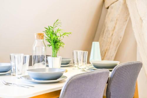 - une table avec des assiettes, des bols et une bouteille dans l'établissement Cosy & Charming Loft - Marseille Town Center, à Marseille