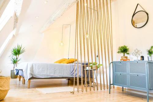 une chambre avec un lit dans une pièce dans l'établissement Cosy & Charming Loft - Marseille Town Center, à Marseille