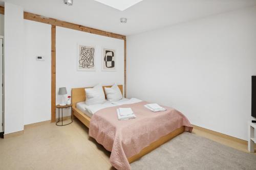 ベルリンにあるUrban city homeのベッドルーム1室(ピンクの毛布付きのベッド1台付)