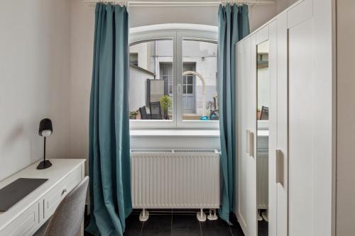 ベルリンにあるUrban city homeのベッドルーム(青いカーテン、窓付)