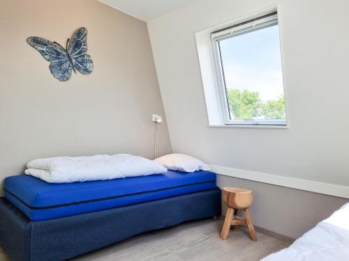 A bed or beds in a room at Vakantiehuis aan de duinen Vlissingen VL20