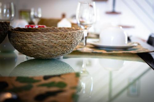 een tafel met een kom eten en wijnglazen bij chambres d'hote Maeva in Balanzac