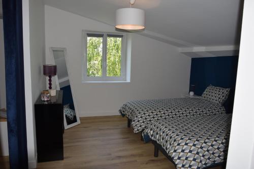 une chambre avec un lit et une fenêtre dans l'établissement chambres d'hote Maeva, à Balanzac