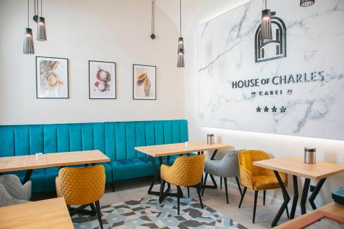 卡雷House Of Charles的配有木桌椅的餐厅