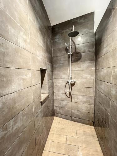 W łazience znajduje się prysznic ze szklanymi drzwiami. w obiekcie Maison de ville jacuzzi wiffi à 4km aéroport Charleroi w Charleroi