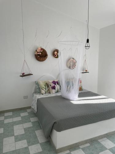 een slaapkamer met een groot bed met een baldakijn bij Casa Vacanze Profumo di Mare in La Caletta