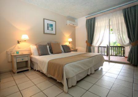Кровать или кровати в номере Northshore Seaside Suites