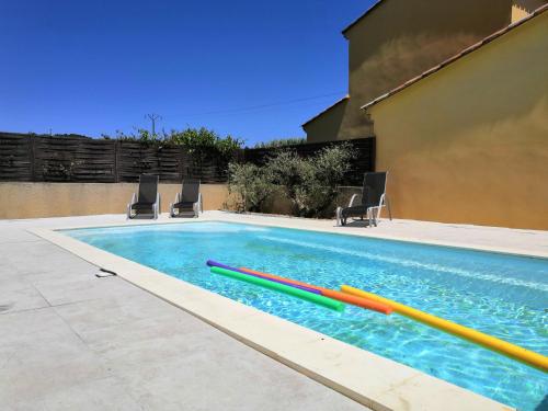 - une piscine avec plusieurs tubes gonflables colorés dans l'établissement VILLA VAI avec piscine, à Vaison-la-Romaine
