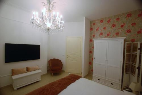 een slaapkamer met een bed en een kroonluchter bij Clara's Home in Rome