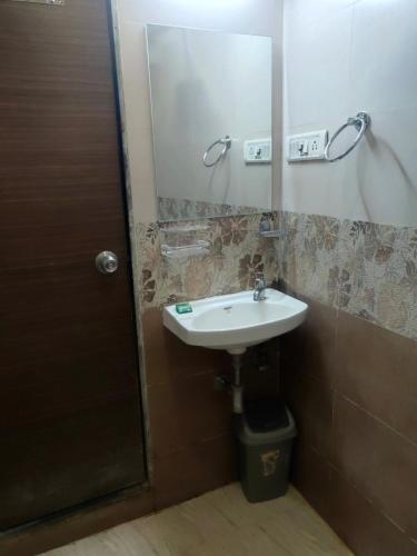 Gallery image of Hotel Golden Nest Popular Residency in Mumbai