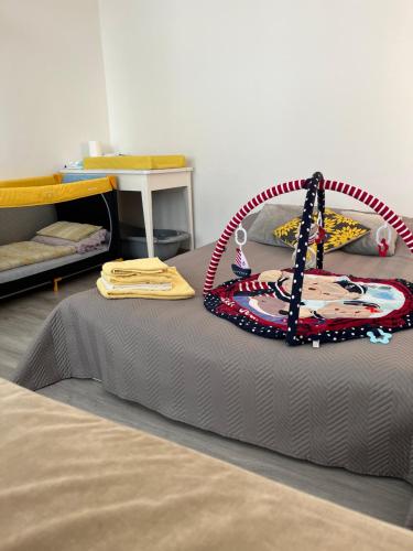 Bunk bed o mga bunk bed sa kuwarto sa Apartmán BlueA