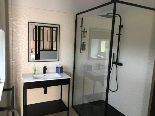 Kupatilo u objektu Le Petit Caviste - Chambres D'hôtes & Suites