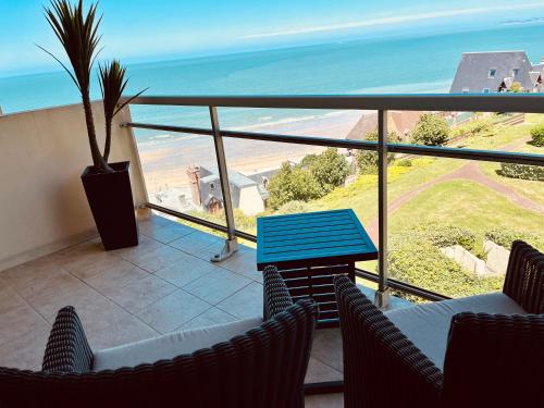 een balkon met stoelen en een tafel en de oceaan bij Studio, vue mer à 150m de la plage in Trouville-sur-Mer
