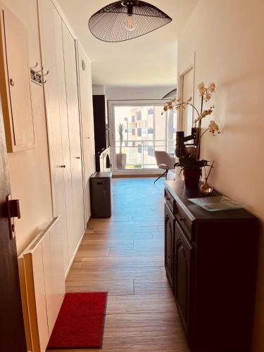 un couloir avec une chambre avec une porte et une fenêtre dans l'établissement Studio, vue mer à 150m de la plage, à Trouville-sur-Mer