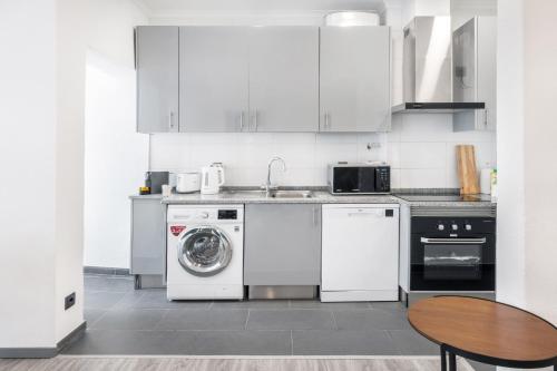 Kuchyňa alebo kuchynka v ubytovaní Vento Do Mar Apartment by Olala Homes