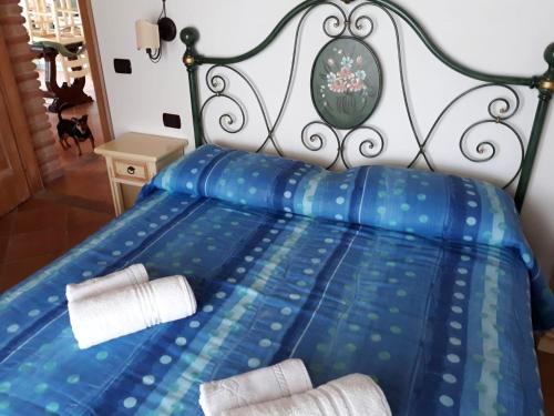 un letto blu con due rotoli di carta igienica sopra di 2 bedrooms appartement with sea view enclosed garden and wifi at Sassari a Sassari