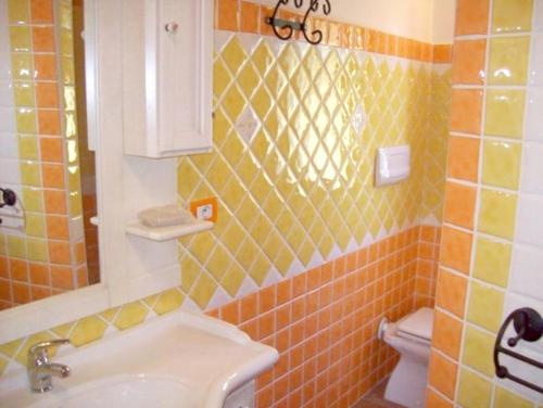 Vonios kambarys apgyvendinimo įstaigoje 2 bedrooms appartement with sea view enclosed garden and wifi at Sassari