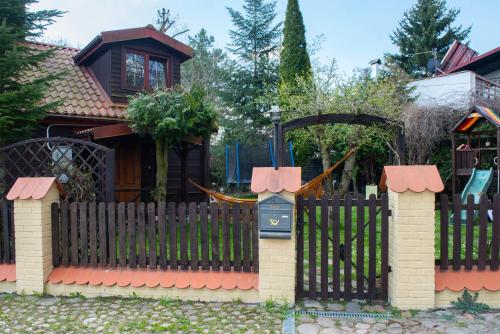 a wooden fence in front of a house at Kraina Bugu - anielski dom z bezposrednim zejsciem do rzeki in Repki