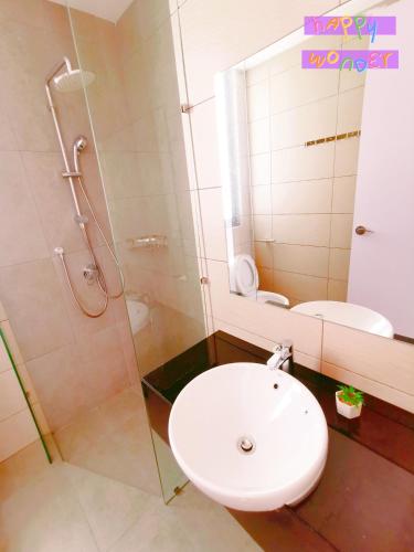 Un baño de Legoland - HappyWonder Suite for Family ,Cozy, Wifi with Nice Garden Pool View!