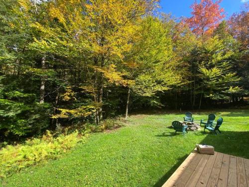 two chairs and a picnic table on a wooden deck at The Cabin @ Benton Hollow in Livingston Manor