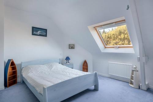 une chambre blanche avec un lit et une fenêtre dans l'établissement Maison pour 8 - Piscine - 950m de la mer, à Saint-Gildas-de-Rhuys