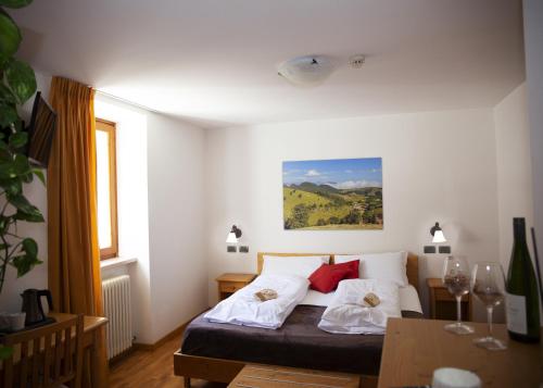 Tempat tidur dalam kamar di Locanda Alpina a 1250 mt