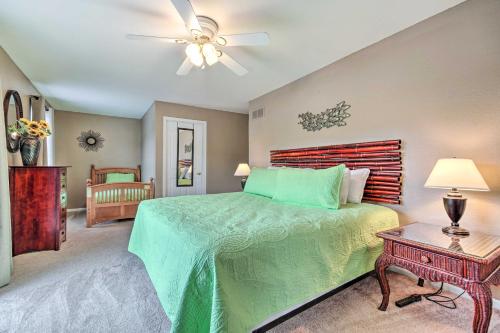 Ένα ή περισσότερα κρεβάτια σε δωμάτιο στο Waterfront Lake Ozark Home with Decks, Fire Pit