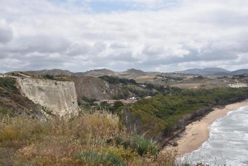 a view of the ocean and a sandy beach at La valle degli dei in Eraclea Minoa
