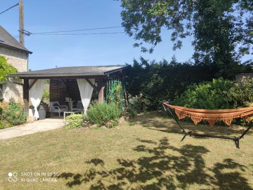 a hammock in the yard of a house at Rêves & Rivière in Rivière