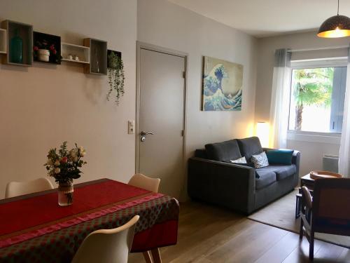 un salon avec un canapé et une table dans l'établissement MISSIAMINAGE, à La Rochelle