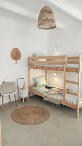 Habitación con literas, mesa y silla en NOMAD SURF HOUSE, en Corralejo