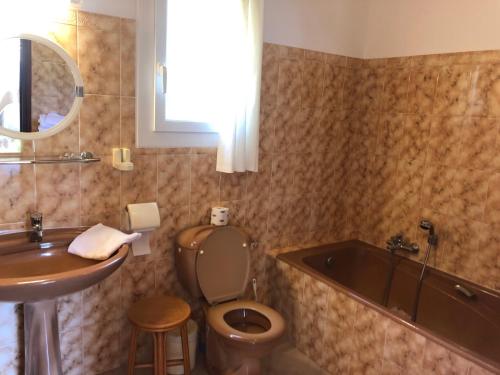 ガレリアにあるA Martinellaのバスルーム(トイレ、洗面台、バスタブ付)