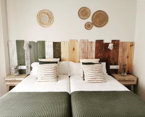 - 2 lits installés l'un à côté de l'autre dans une chambre dans l'établissement Hotel Rural Covarrubias, à Covarrubias