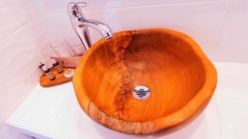 una vasca di legno appoggiata sul ripiano di un bagno di El silencio boutique room a Segovia