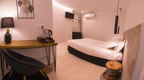 una camera da letto con un letto e una scrivania in una stanza di El silencio boutique room a Segovia