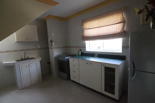 una pequeña cocina con fregadero y ventana en Apartamentos Vonblon, en San Andrés