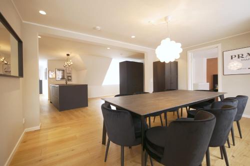 a dining room with a table and chairs at Copenhagen Management RA5 in Copenhagen