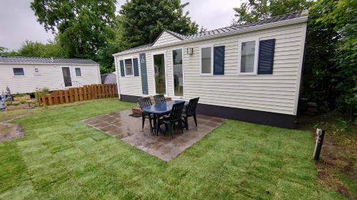 Gallery image of Chalet 156 voor 6 personen De Kuilart 5-sterren camping in Friesland in Koudum