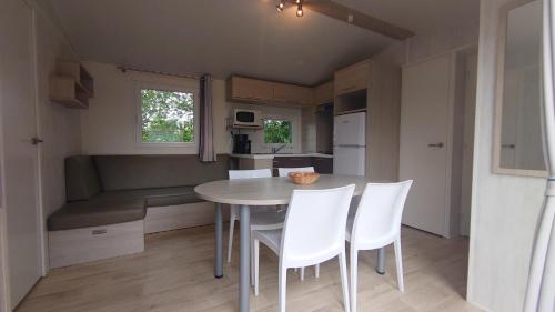 Gallery image of Chalet 156 voor 6 personen De Kuilart 5-sterren camping in Friesland in Koudum