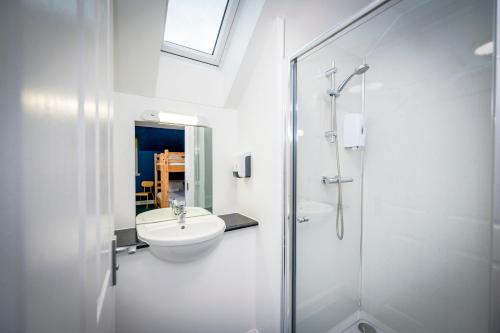 Bilik mandi di Loch Ness Bunk Inn