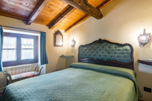 a bedroom with a green bed in a room at Nearby 5 Terre Lovely Mansarda in Carrodano Inferiore