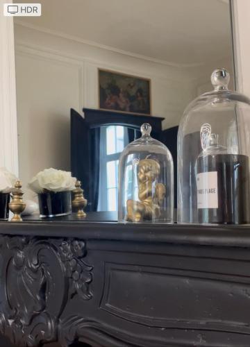 une armoire noire avec deux dômes en verre au-dessus dans l'établissement Aux Remparts de Montreuil, à Montreuil-sur-Mer