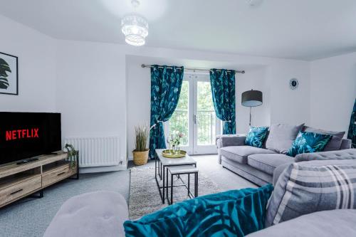 Carterson Serviced Apartment Coventry في كوفينتري: غرفة معيشة مع أريكة وتلفزيون